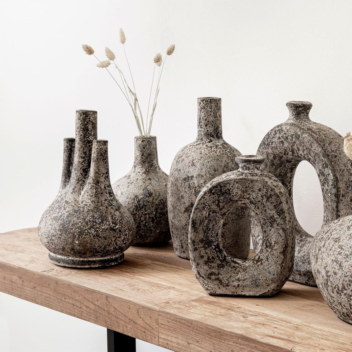 Vaas Risto van MUST Living, terracotta vazen uit de serie samen gestyled op een dressoir