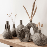 Vaas Salda Small van MUST Living, handgemaakte terracotta vaas van opzij met smalle diepte