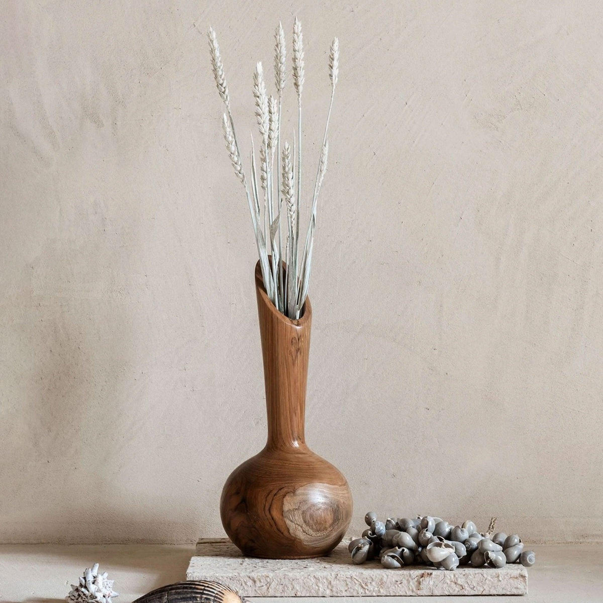 Vaas Single Flower van MUST Living met een enkele bloem erin op een tafel