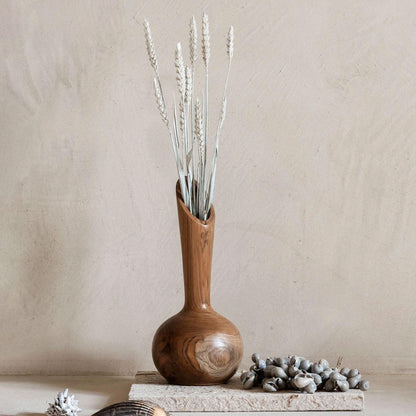 Vaas Single Flower van MUST Living met een enkele bloem erin op een tafel