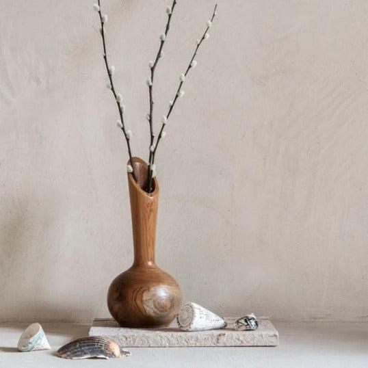 Vaas Single Flower van MUST Living met detail van de smalle hals
