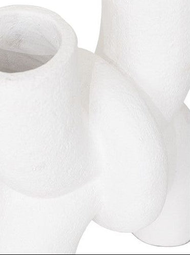 Vaas Spiral van MUST Living, witte vaas gestyled in een naturel interieur