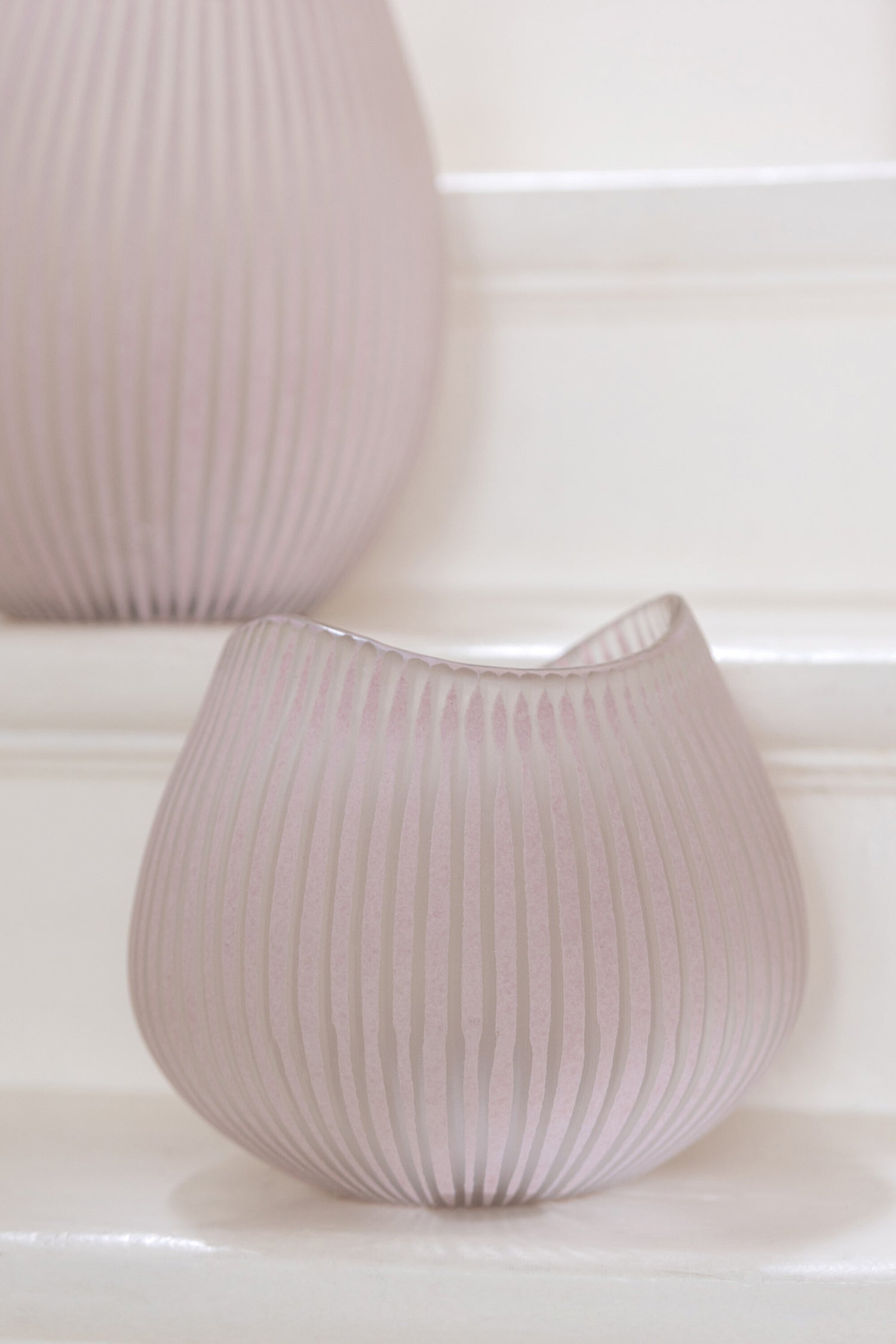 Vaas Streep Glas Lichtroze Small L21x22b22xh20,5cm J-Line - Vaas - J-Line - livinglovely.nl