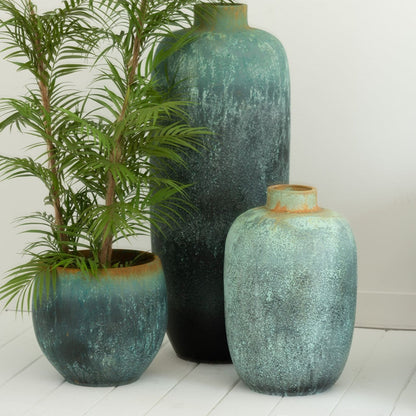 Vintage keramiek vazen serie azuurblauw van J-Line in sfeervol interieur met plant