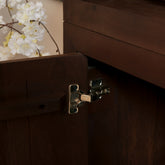 Vakkenkast Brussel Bruin 160cm van Starfurn schuin van voren met zicht op de bruine finish
