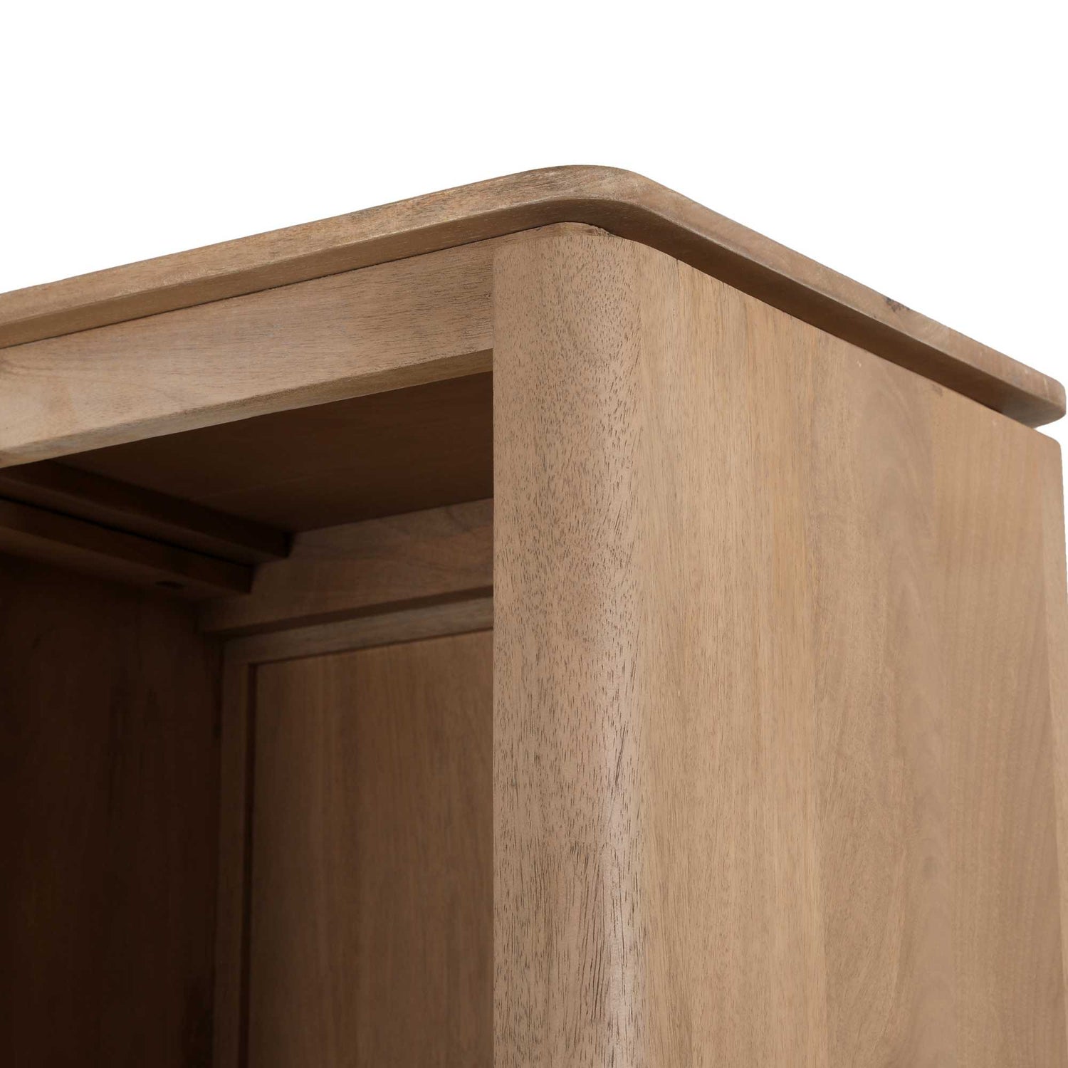 Vakkenkast Dallas van Starfurn in een eetkamer naast een houten eettafel
