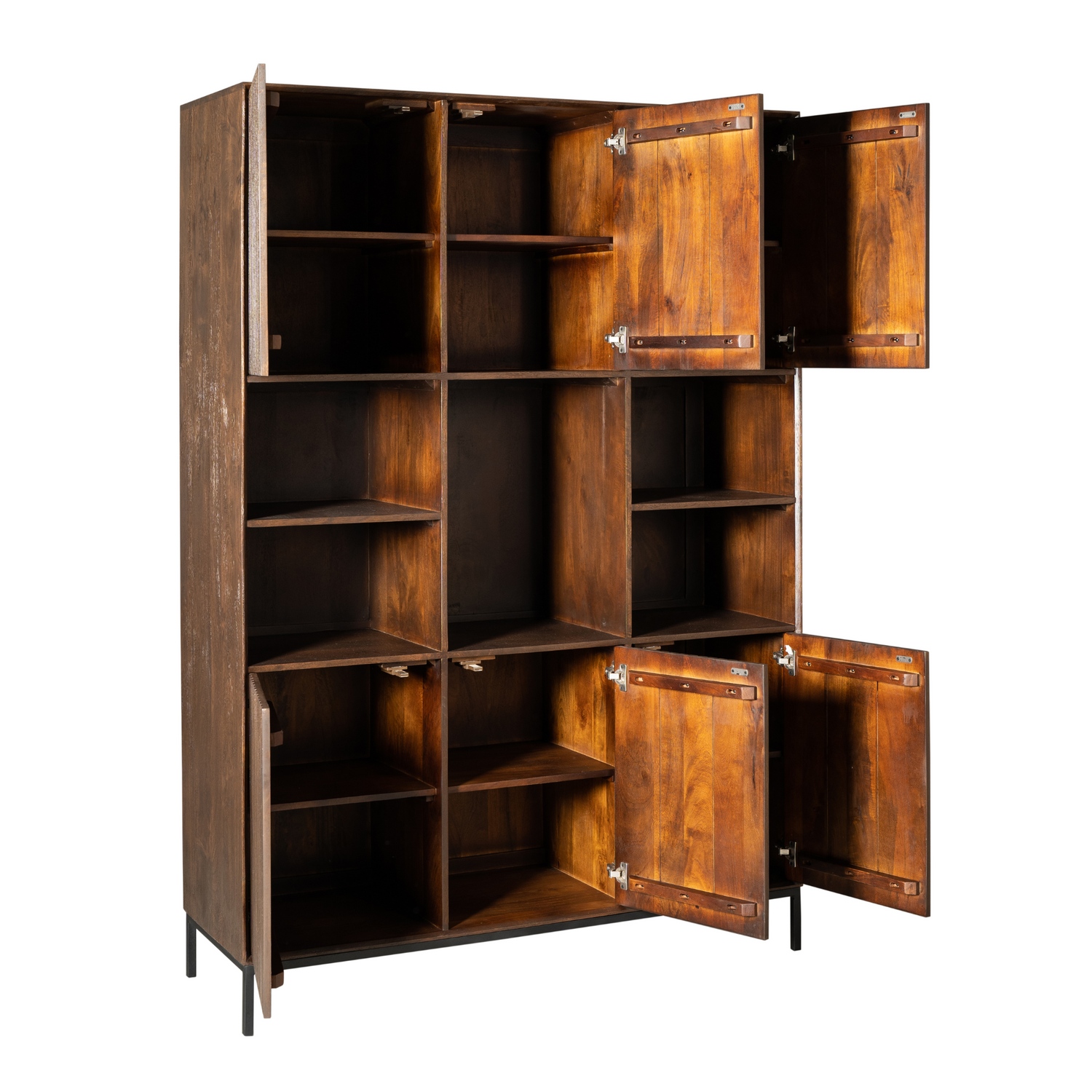 Vakkenkast Madison Bruin 135cm van Starfurn in een woonkamer als opbergwand naast een fauteuil