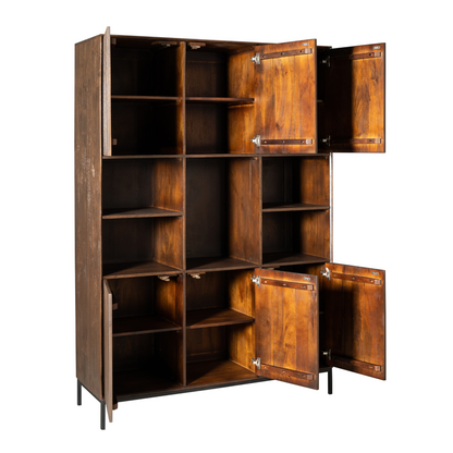 Vakkenkast Madison Bruin 135cm van Starfurn in een woonkamer als opbergwand naast een fauteuil