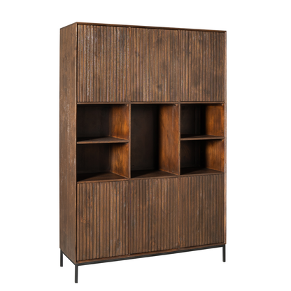 Vakkenkast Madison Bruin 135cm van Starfurn schuin van voren met zicht op het zwarte metalen frame