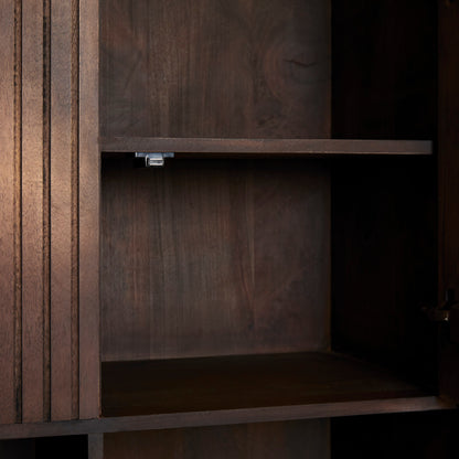 Open vakken van de Vakkenkast Madison Bruin 135cm van Starfurn gestyled met boeken en een vaas