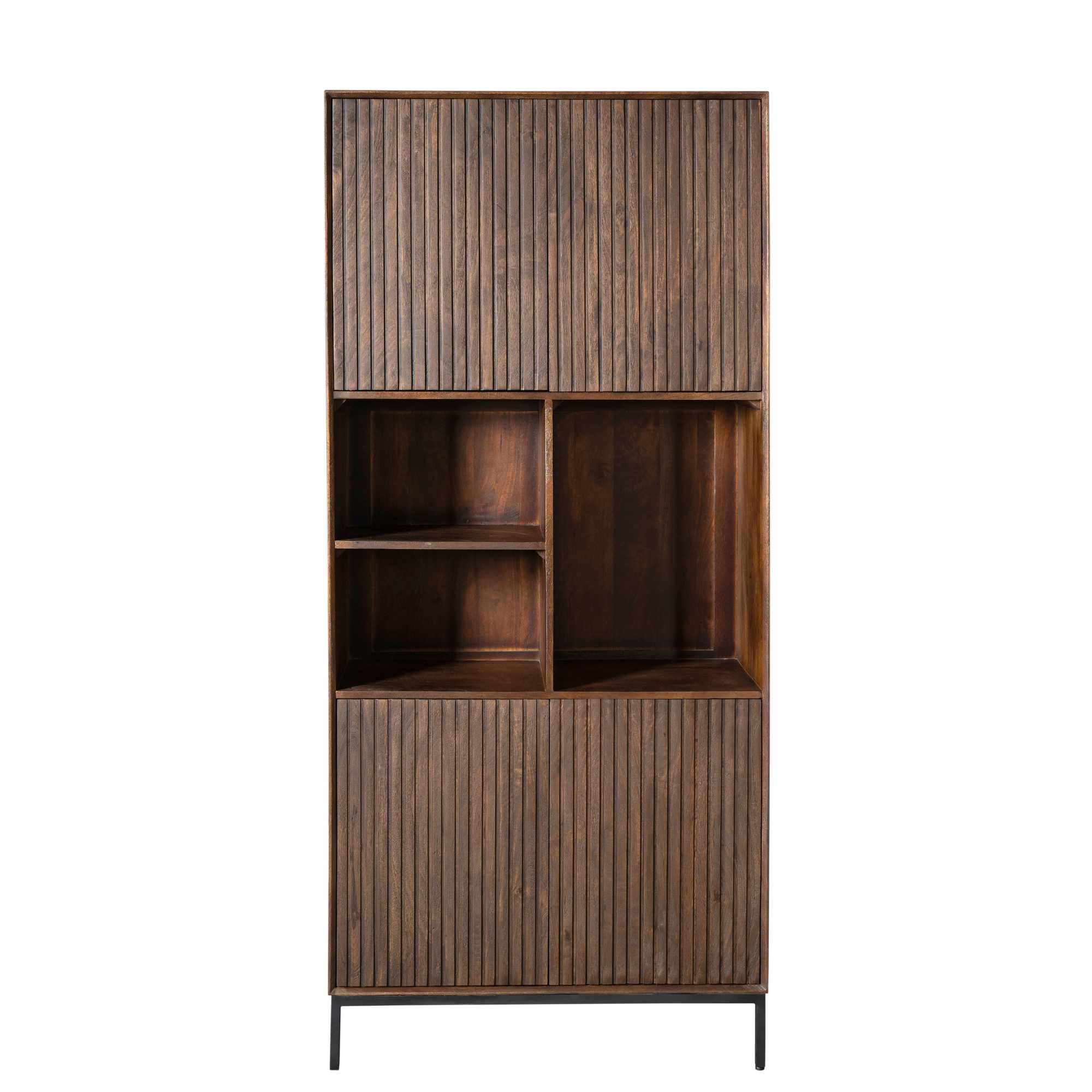Vakkenkast Madison Bruin 90cm van Starfurn in een woonkamer met planten en boeken in de open vakken