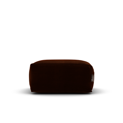 Vooraanzicht van de koperkleurige Velvet Square Pouf van Laui Lounge voor binnen