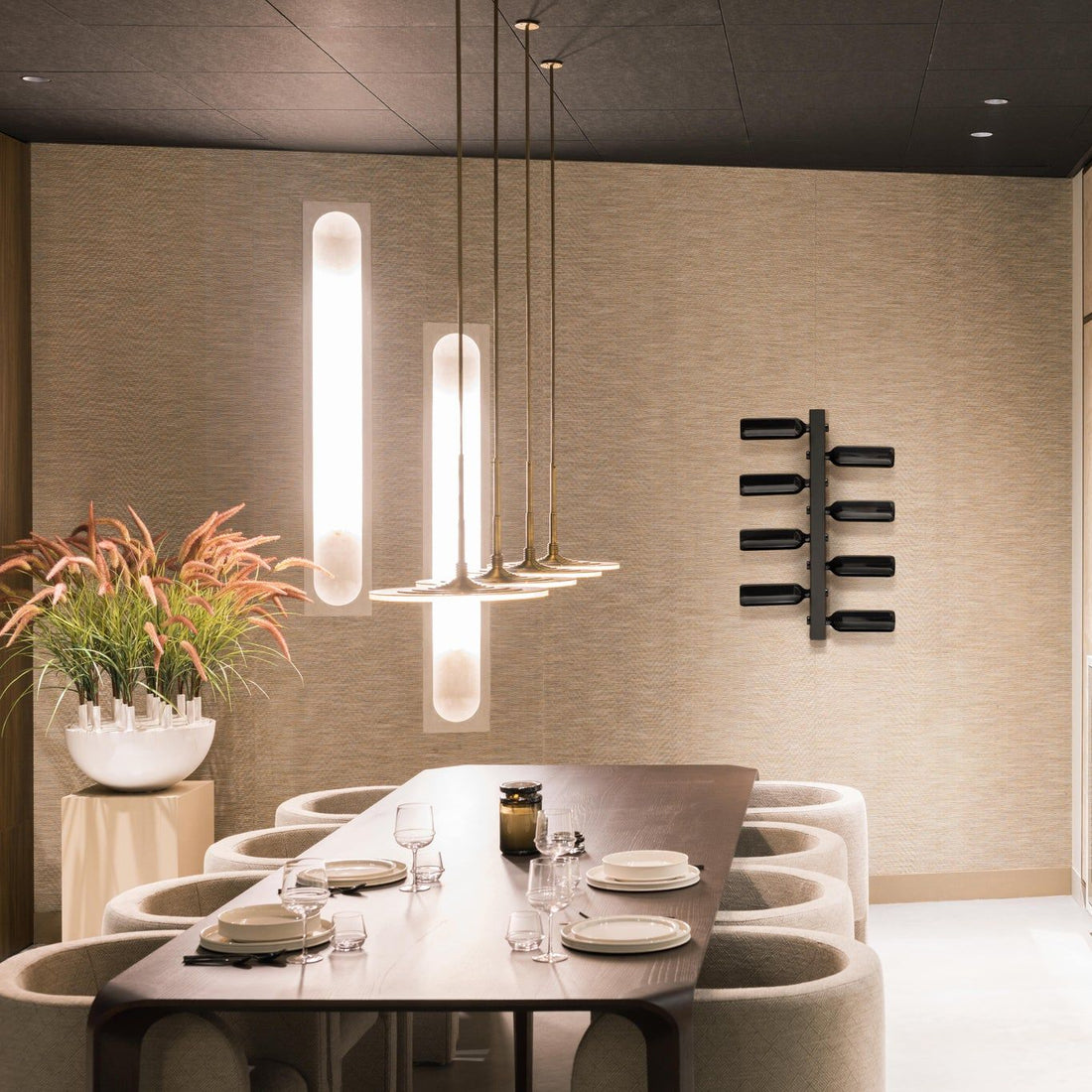Vinova wijnrek voor 12 flessen van Steelful, zwart gepoedercoat staal aan de wand in een interieur