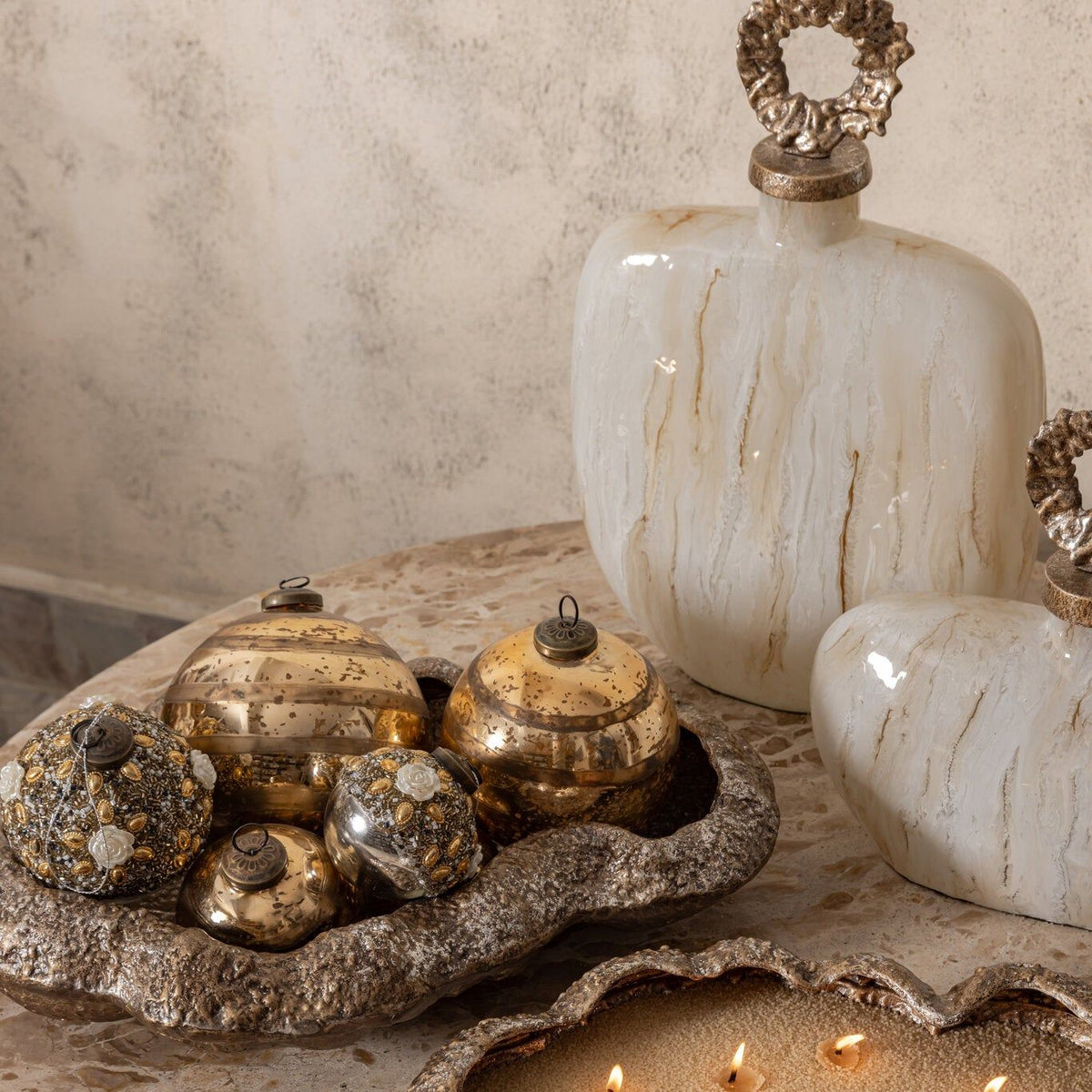 Vitor Schaal Aluminium Champagne Large van PTMD, sfeerbeeld met warme styling in huis