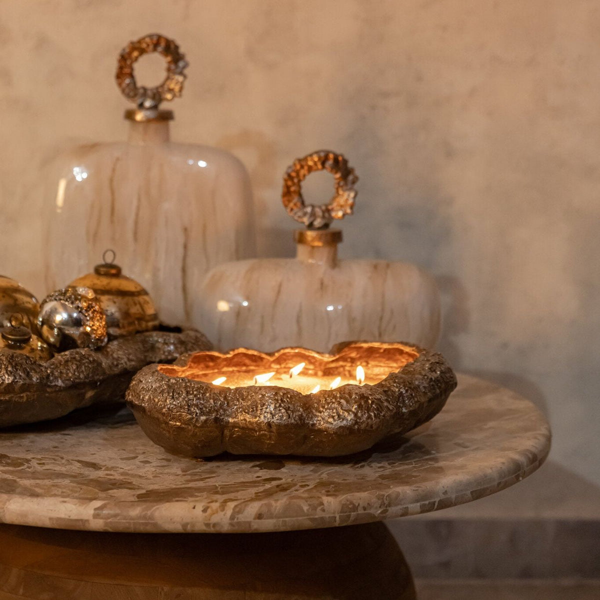 Vitor Schaal Aluminium Champagne Large van PTMD gestyled als decoratie in de woonkamer