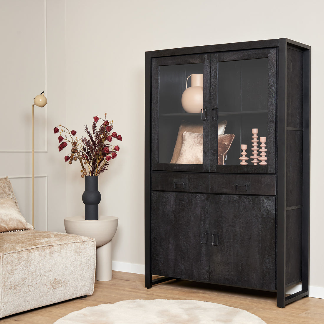 Vitrinekast Boaz Zwart 115cm van Starfurn in mangohout met zwart metalen frame
