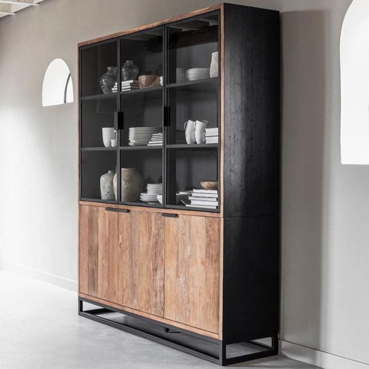 Vitrinekast Cosmo van DTP Home, vooraanzicht van de kast van 215cm hoog