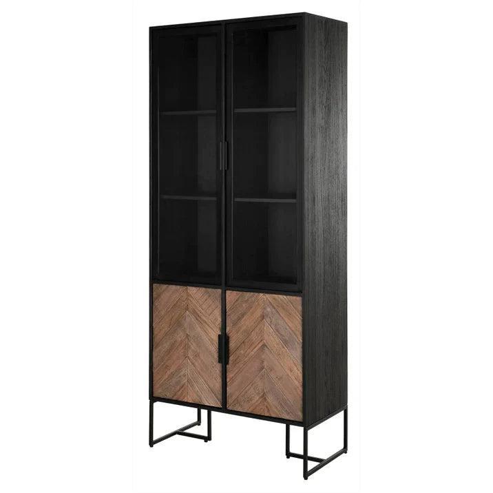 Vitrinekast Criss Cross van DTP Home, visgraatpatroon op de houten deuren
