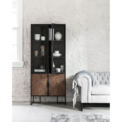 Vitrinekast Criss Cross van DTP Home gevuld met servies en glaswerk