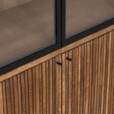 Vitrinekast Lagoon teakhout met servies achter glas gestyled