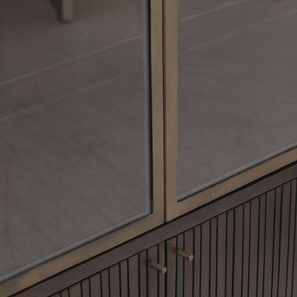 Vitrinekast Maroon in een woonkamer, volledig zichtbaar tegen een lichte muur