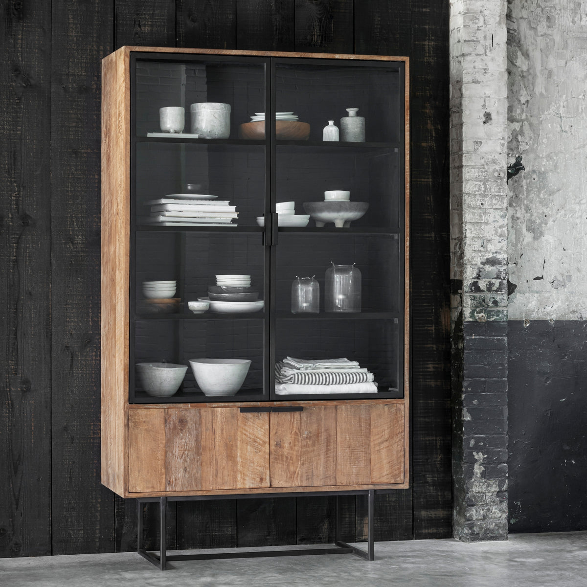 Vitrinekast Odeon 210cm gestyled met glaswerk en boeken