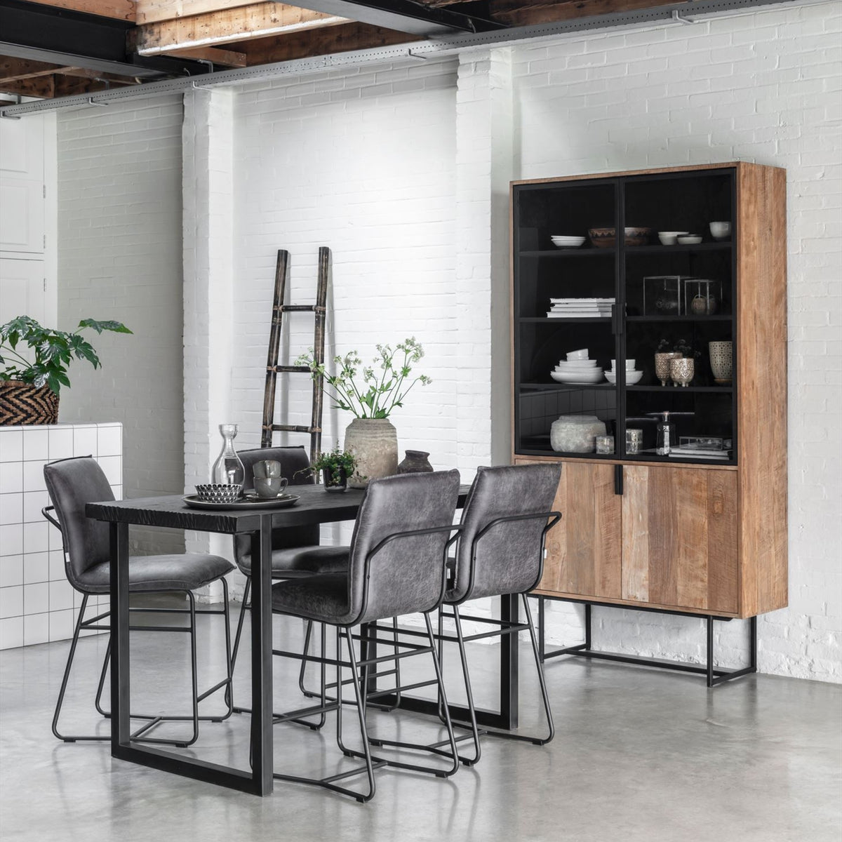 Vitrinekast Odeon 220cm gestyled met servies en accessoires