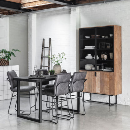 Vitrinekast Odeon 220cm gestyled met servies en accessoires