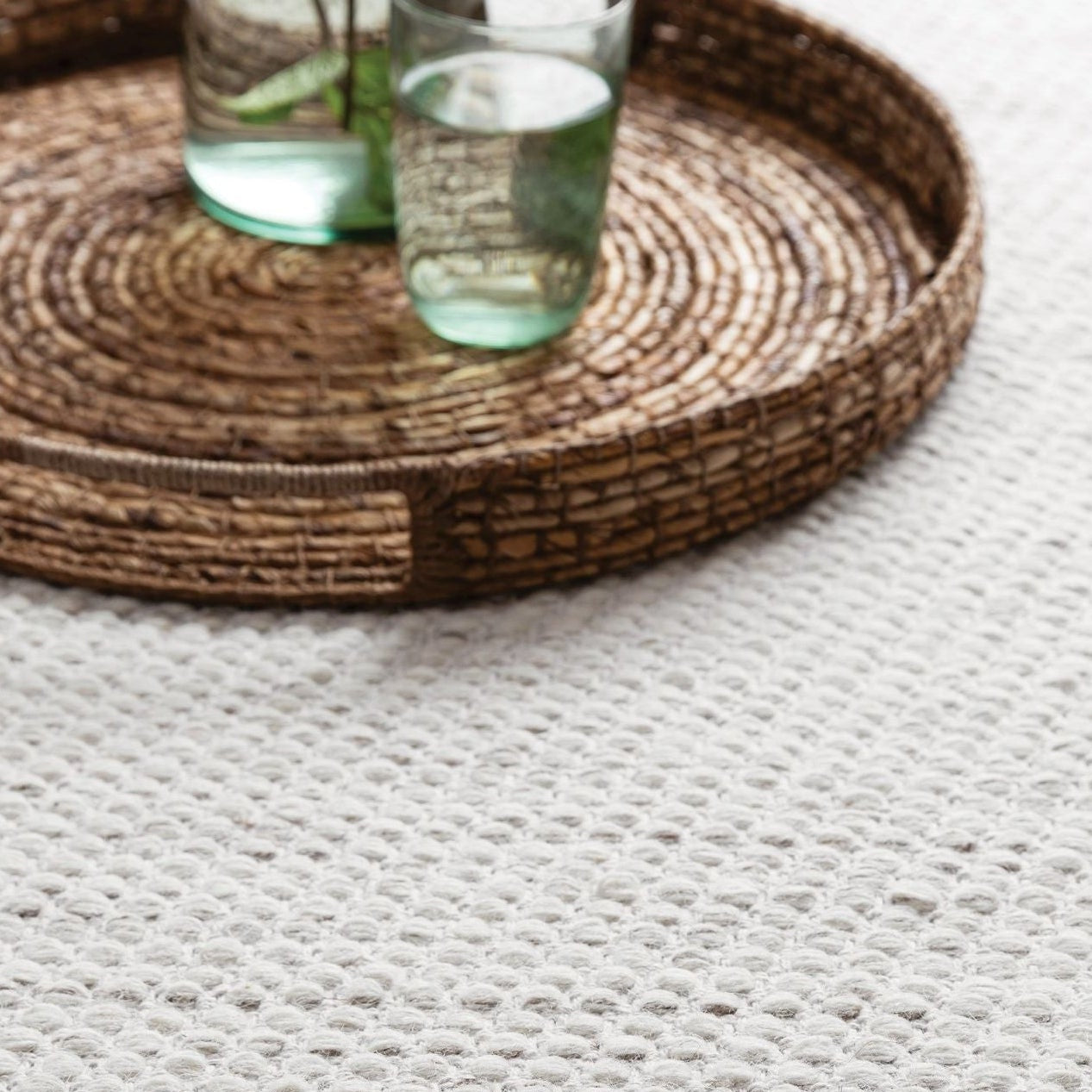 Vloerkleed Asuri Ivoor 250x350cm van MUST Living in ivoor, 80% wol, 20% katoen, volledig in beeld op een neutrale achtergrond
