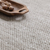 Vloerkleed Asuri Zand Rond 200cm van MUST Living in zand, 80% wol, 20% katoen, volledig in beeld op een neutrale achtergrond