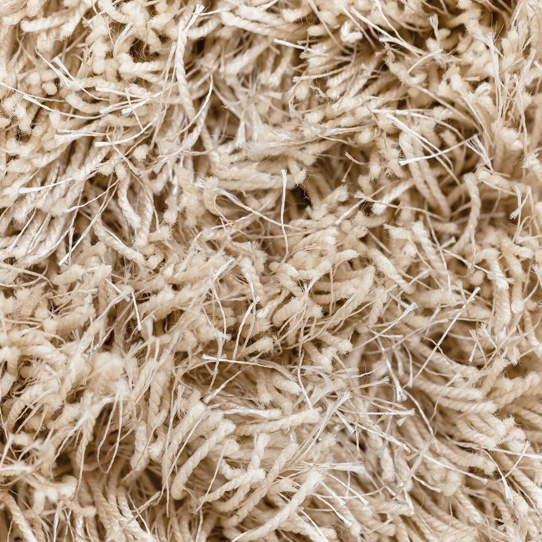 Vloerkleed Crown Beige 170x240cm van MUST Living schuin van opzij gezien, met zicht op de zijkant en de afwerking