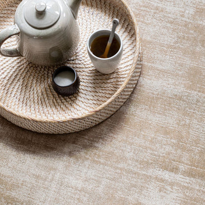 Vloerkleed La Belle van MUST Living, sfeerbeeld van het beige viscose vloerkleed in een lichte woonkamer