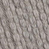 Close-up van de weving van het grijze Nirvana vloerkleed van MUST Living