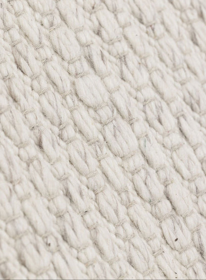 Extra aanzicht van Vloerkleed Nirvana Wol Polyester Ivoor 250x350cm van MUST Living op een lichte achtergrond