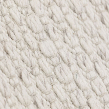 Vloerkleed Nirvana van MUST Living, detailfoto van de dikke gevlochten wolstructuur in ivoor