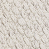 Vloerkleed Nirvana van MUST Living, detailfoto van de dikke gevlochten wolstructuur in ivoor