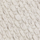 Vloerkleed Nirvana van MUST Living, detailfoto van de dikke gevlochten wolstructuur in ivoor