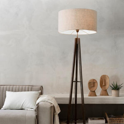 Vloerlamp Porto Cristo van MUST Living, detail van de verweerde houtnerf van de poten