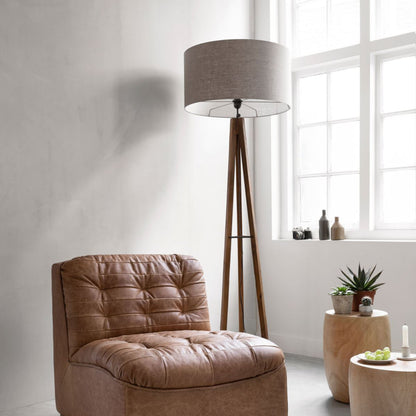 Vloerlamp Porto Cristo van MUST Living, zwarte houten driepoot van opzij gezien