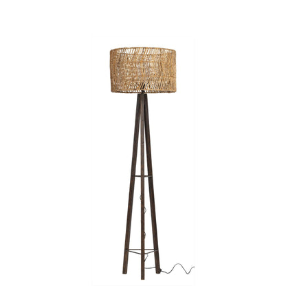 Vloerlamp Porto Cristo van MUST Living, driepoot vloerlamp in een natuurlijk ingericht interieur