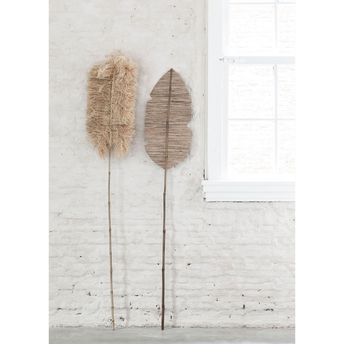 Wandblad Banaan Small van MUST Living, gedroogd bananenblad in naturel tegen een lichte muur