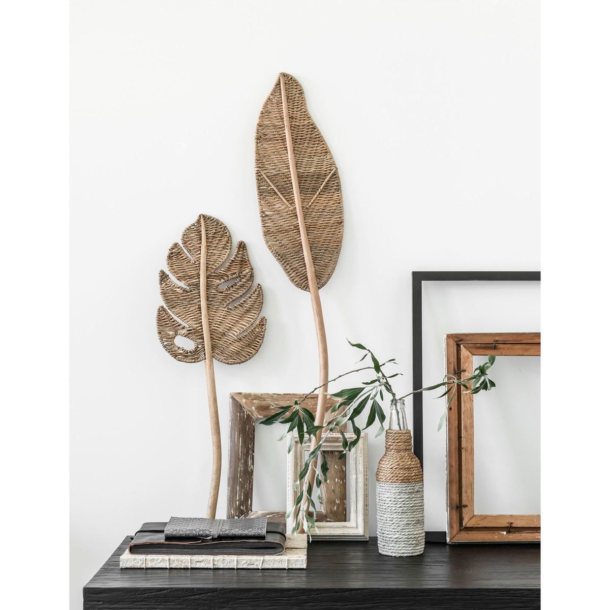 Wandblad Perzik Small van MUST Living, naturel rotan blad aan een witte muur
