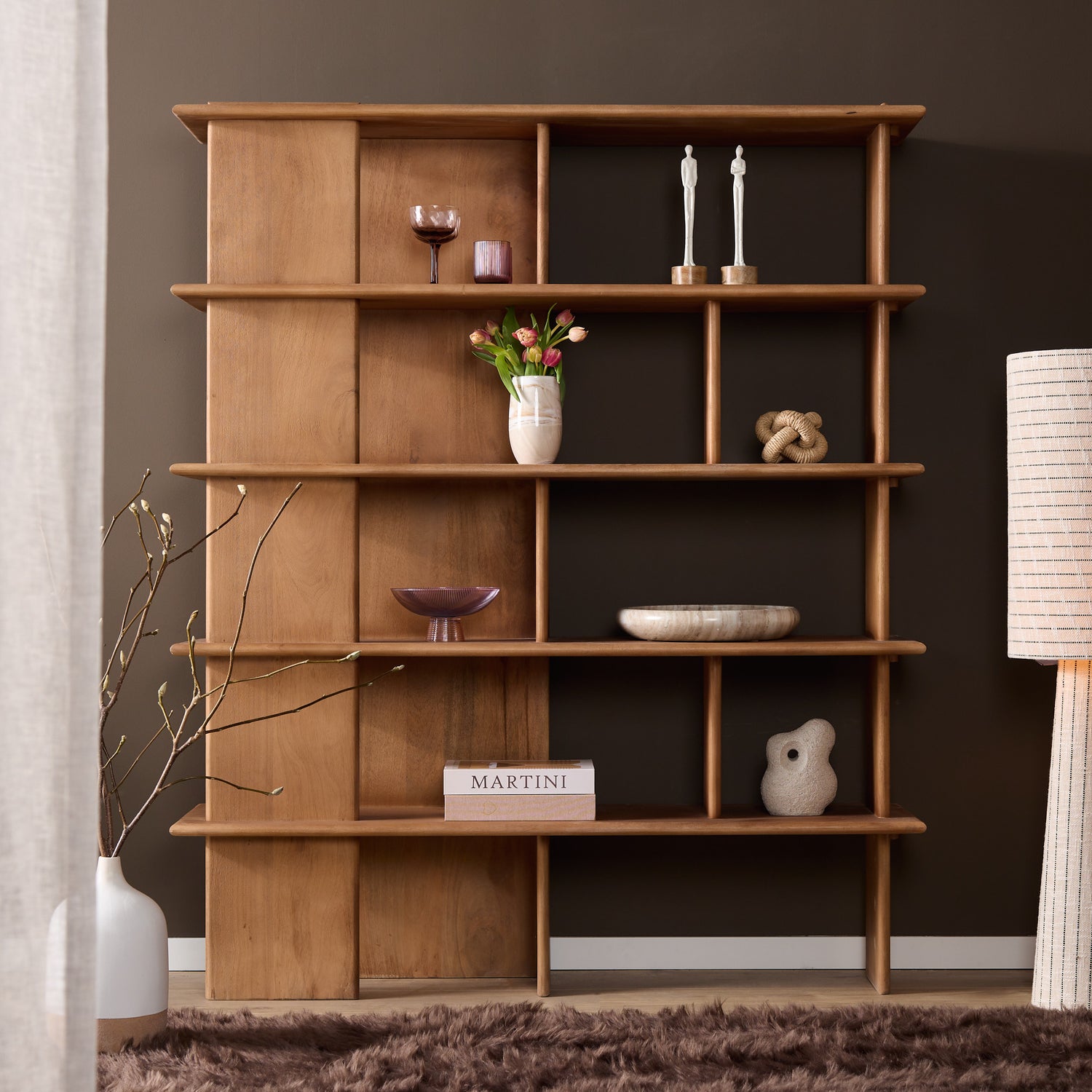 Wandkast Lina van Starfurn gestyled met vazen, kaarsen en een rieten mand