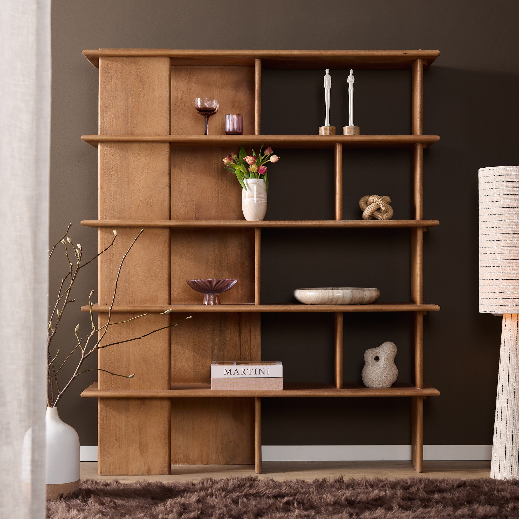 Wandkast Lina van Starfurn gestyled met vazen, kaarsen en een rieten mand