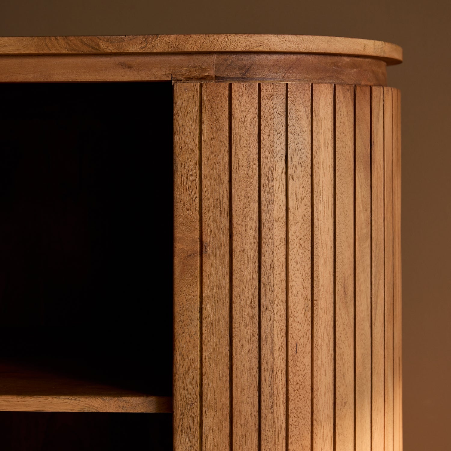 Wandkast Solana van Starfurn in een lichte woonkamer, gestyled met boeken en vazen