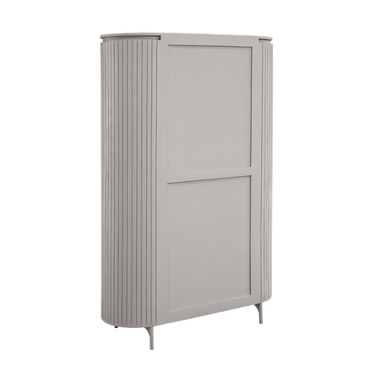 Close-up van de houtnerf onder de taupe finish van de Wandkast Solana van Starfurn