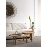 Wandpaneel Camellia van MUST Living gestyled in een warme woonkamer