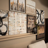 Wandpaneel Jor van PTMD in een interieur, zwart canvas met geschilderde cirkel in de ruimte