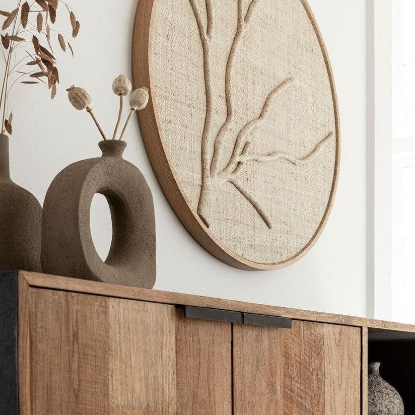 Rond geweven palmblad wandpaneel in interieur MUST Living