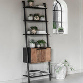 Wandrek Cosmo van DTP Home, open planken boven twee gesloten deuren